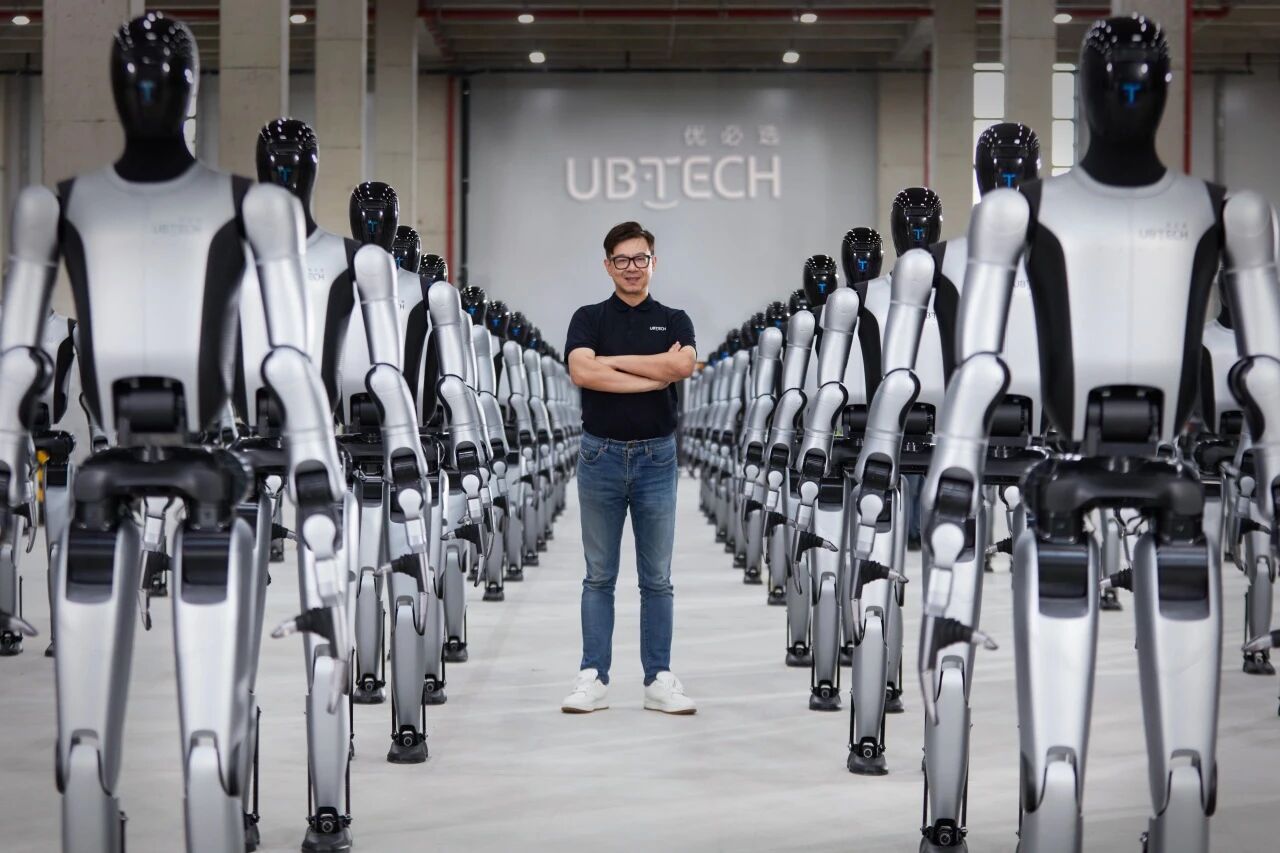 周剑与Walker S2，图片来源：优必选