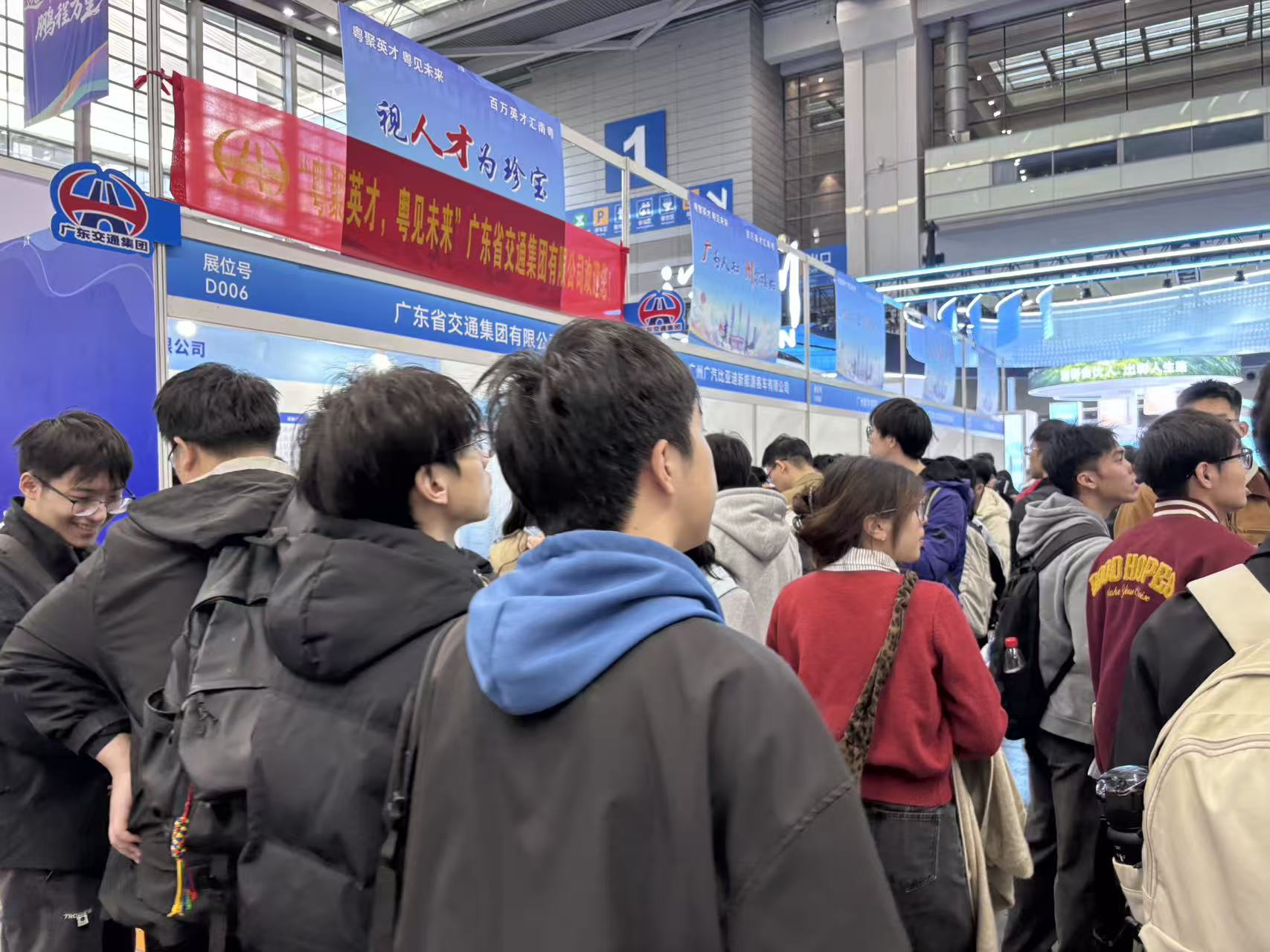 招聘会现场。 界面新闻记者摄