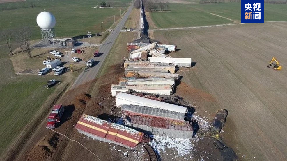 美国一货运列车脱轨 一节装载熔融硫黄车厢起火