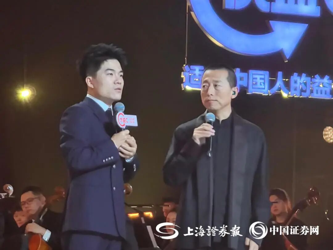 董宇辉和贺国丰互动 上证报记者 刘暄摄