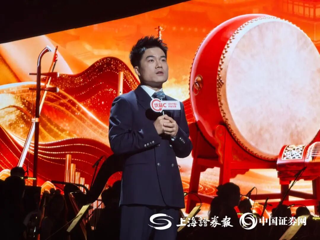 董宇辉主持晚会 上证报记者 刘暄摄