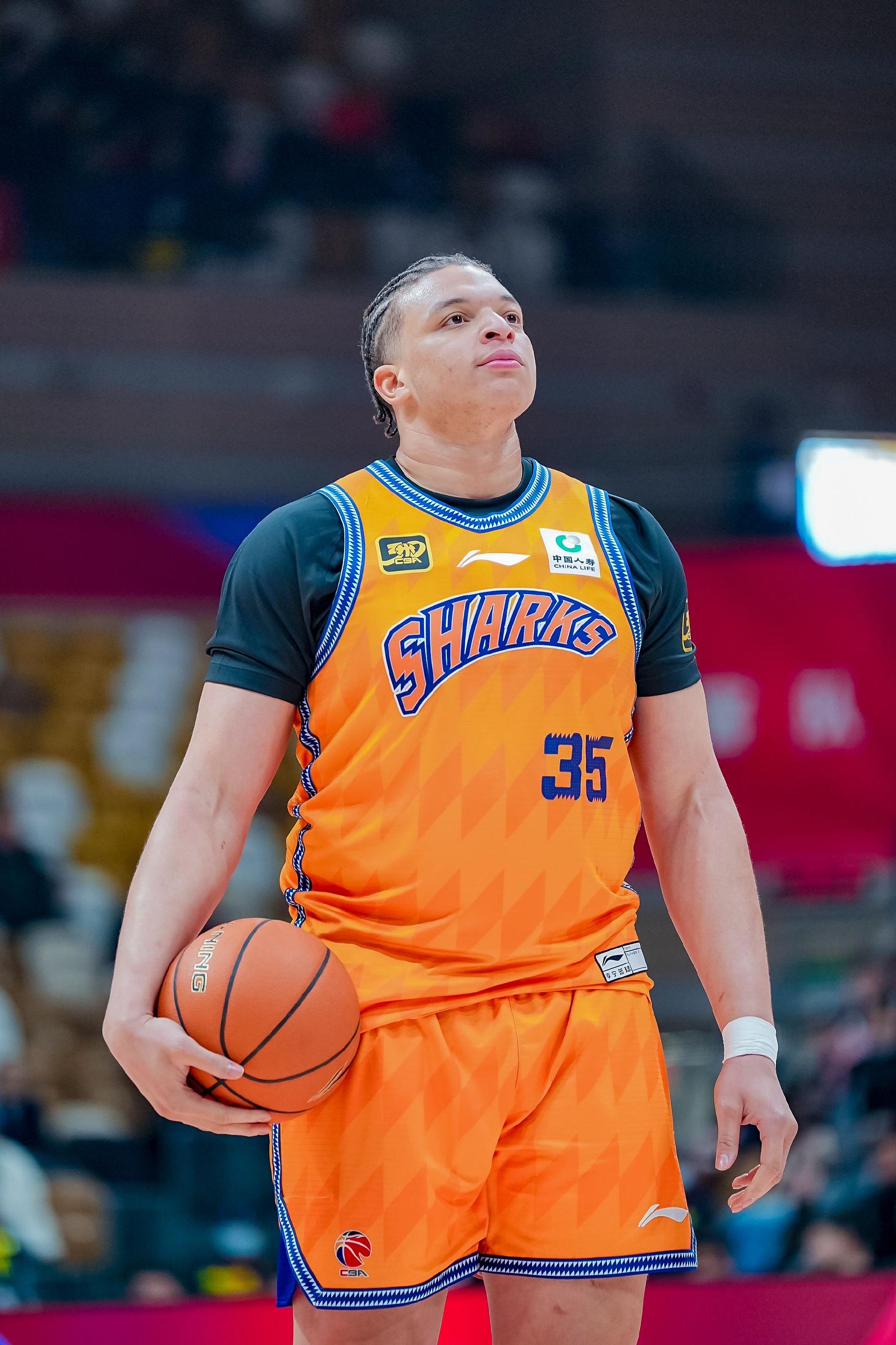 媒体人：冷静下来的洛夫顿 展现了作为CBA顶级外援的判断力