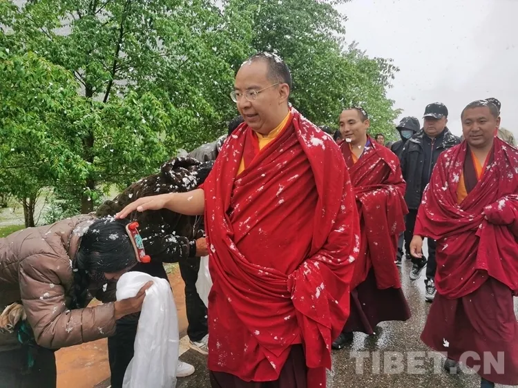 图为第十一世班禅额尔德尼·确吉杰布在西藏昌都冒雪为信众摸顶赐福 摄影：王淑