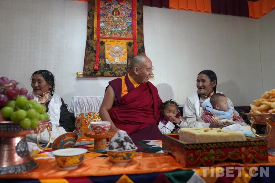 图为第十一世班禅额尔德尼·确吉杰布在日喀则市仲巴县里孜口岸边境农牧民家中调研 摄影：王淑