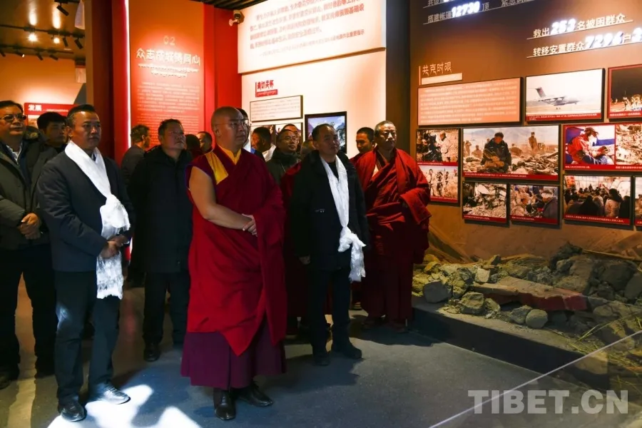 图为第十一世班禅额尔德尼·确吉杰布在定日县6.8级地震受灾影响最严重的村庄之一森嘎村村史馆调研灾后重建情况 摄影：赵振宇