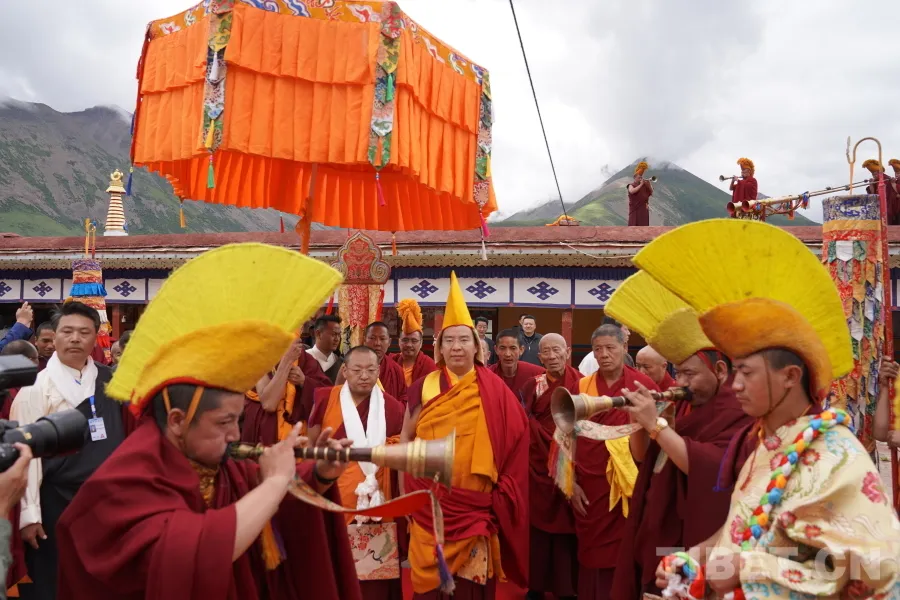 图为第十一世班禅额尔德尼·确吉杰布在西藏赴寺庙礼佛讲经 摄影：王淑