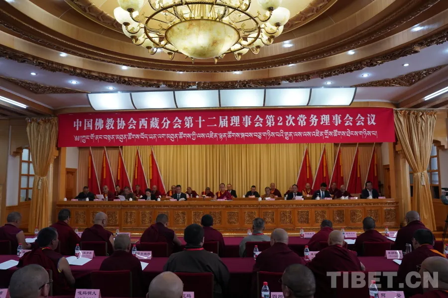 图为第十一世班禅额尔德尼·确吉杰布主持召开中国佛教协会西藏分会第十二届理事会第二次常务理事会会议 摄影：王淑