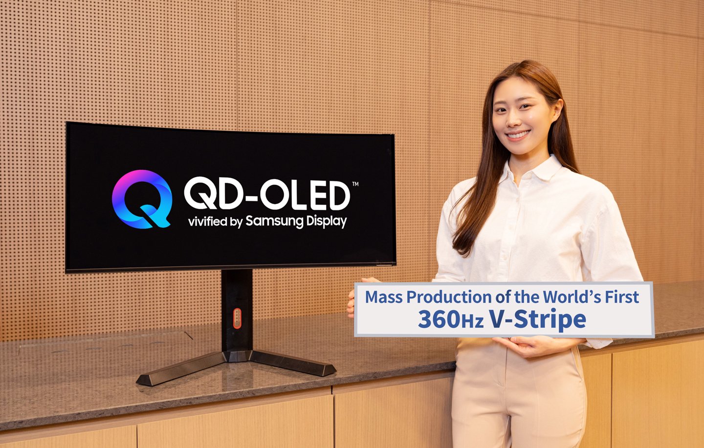 ▲ 三星显示器推出的全球首款 34 英寸 360Hz QD-OLED 面板，采用 V 形像素结构，目前已量产。图源：三星官网