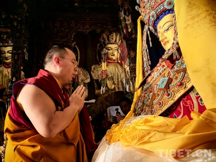 图为第十一世班禅额尔德尼·确吉杰布在大昭寺礼佛 摄影：王淑