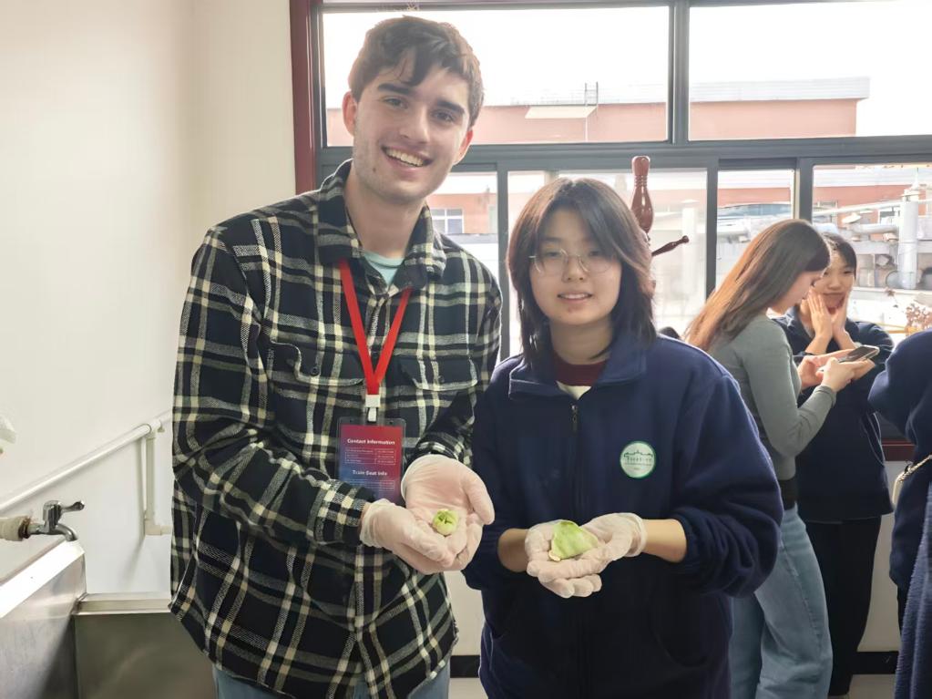 特写：在跨越太平洋的友谊传承中迎新年