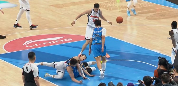 媒体人：幕后黑手萨姆纳该向徐杰道歉 说周琦故意假摔属无知言论