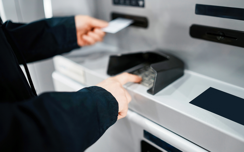 ▲资料图:用户正在存取款。图/IC photo