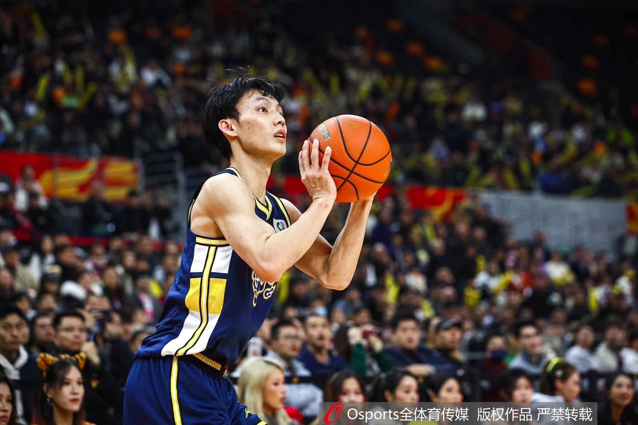 直播吧：徐杰透露目前脚很疼&仍然有些肿 只能进行轻微训练