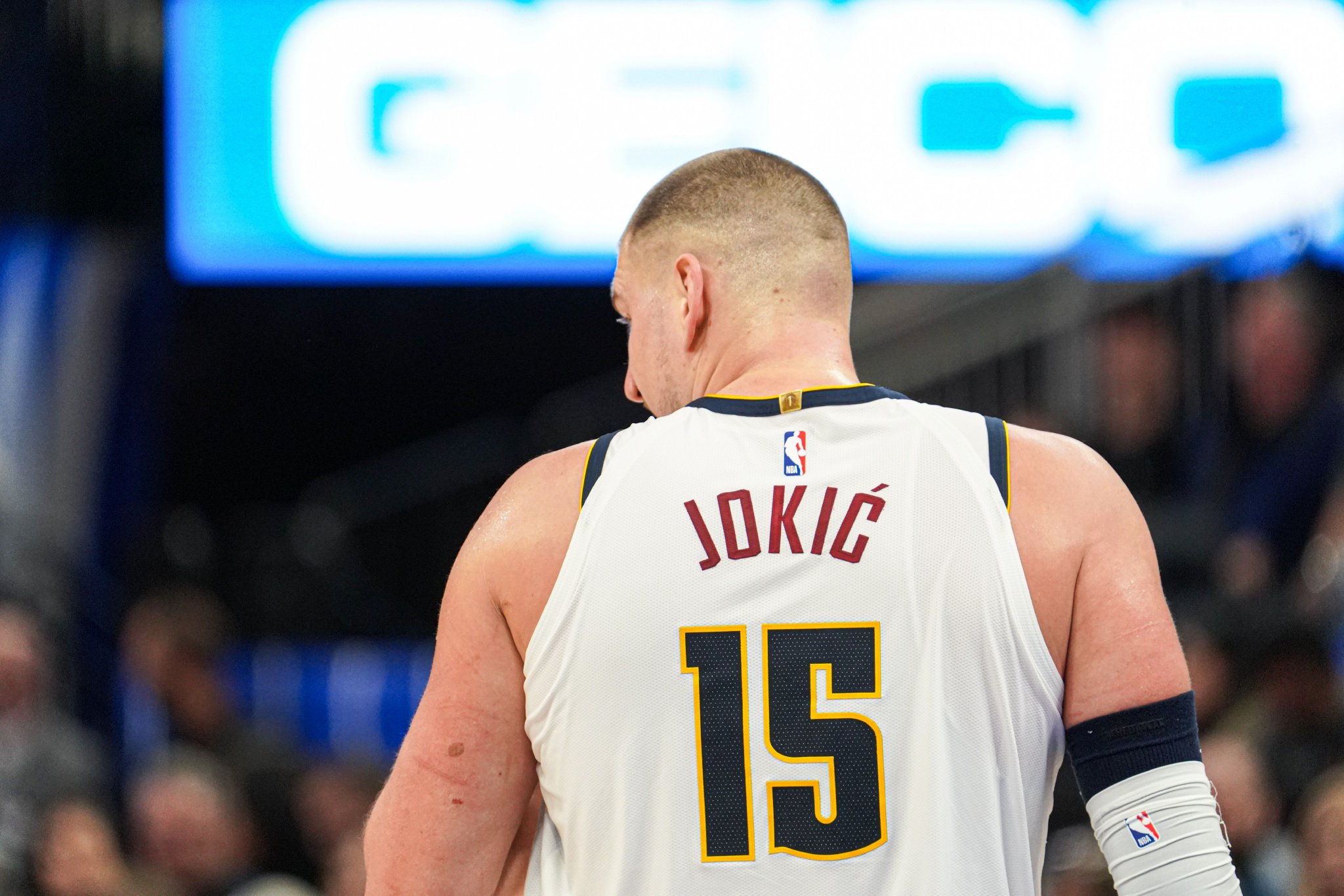 张佳玮：掘金被骑士奔袭弱侧统治前板打崩 没约基奇的日子才开始