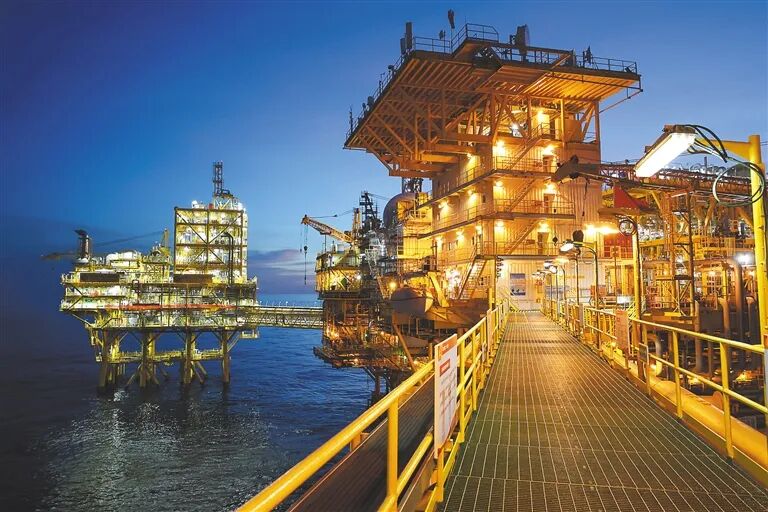 “深海一号”二期综合处理平台所在的“四星连珠”平台群夜景。 赵武桓 摄