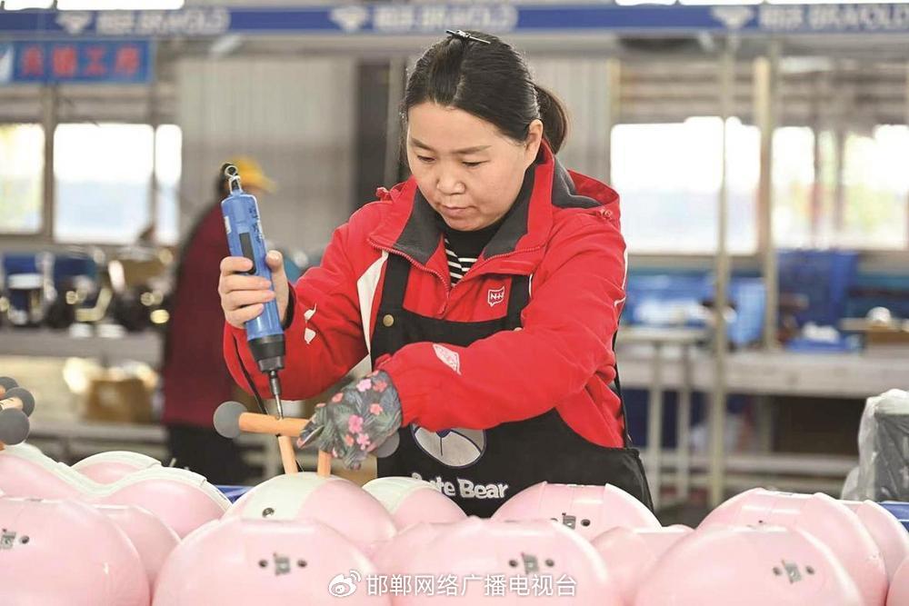 河北亿航车业有限公司童车组装车间，工人正在组装童车。 王喜民 摄