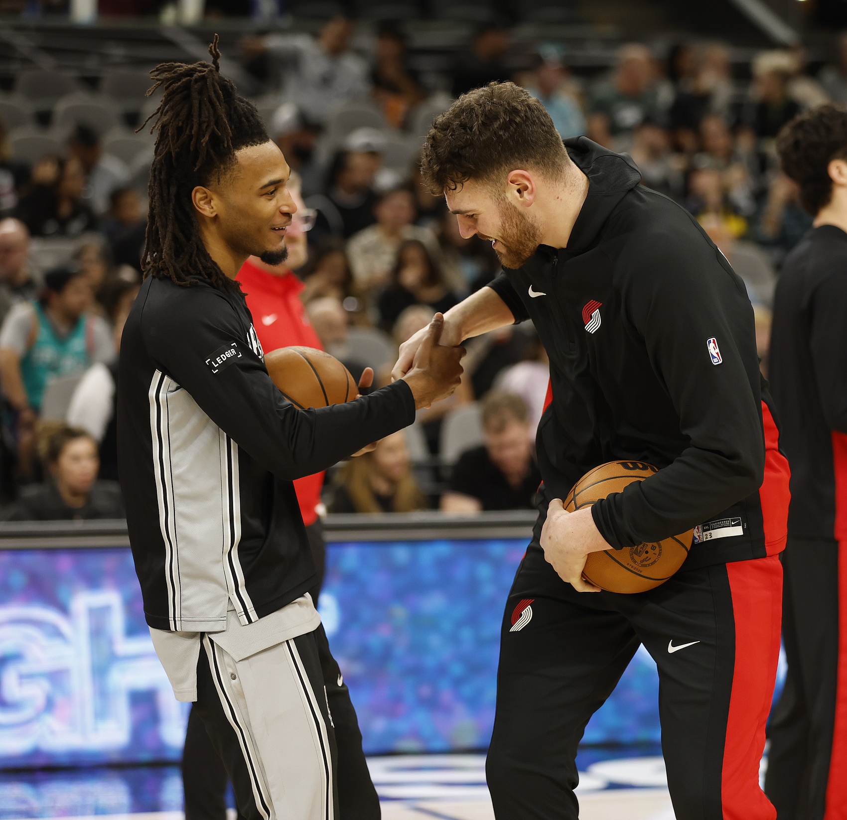 康大冠军队友再相会！卡斯尔和克林根两人在场边嬉戏玩耍