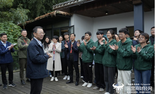 张福锁领衔“院士飞行团”走进重庆梁平粮油科技小院进行实地考察。王晓 摄