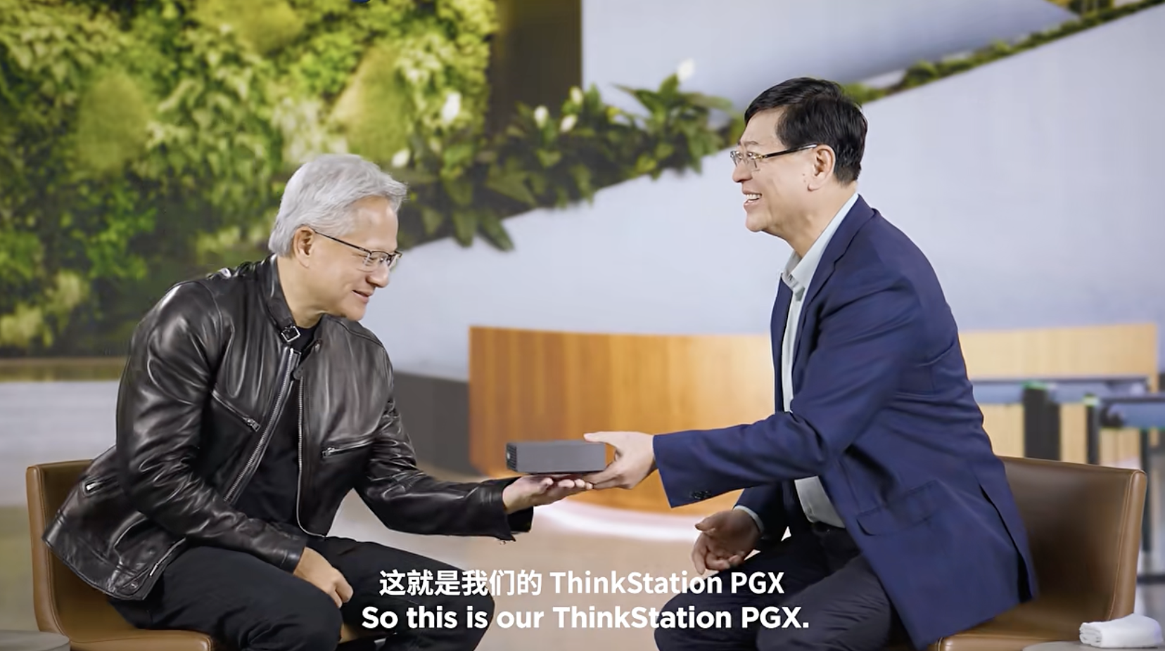 杨元庆向黄仁勋赠送联想最新的ThinkStation PGX工作站&nbsp; 图片来源：联想集团