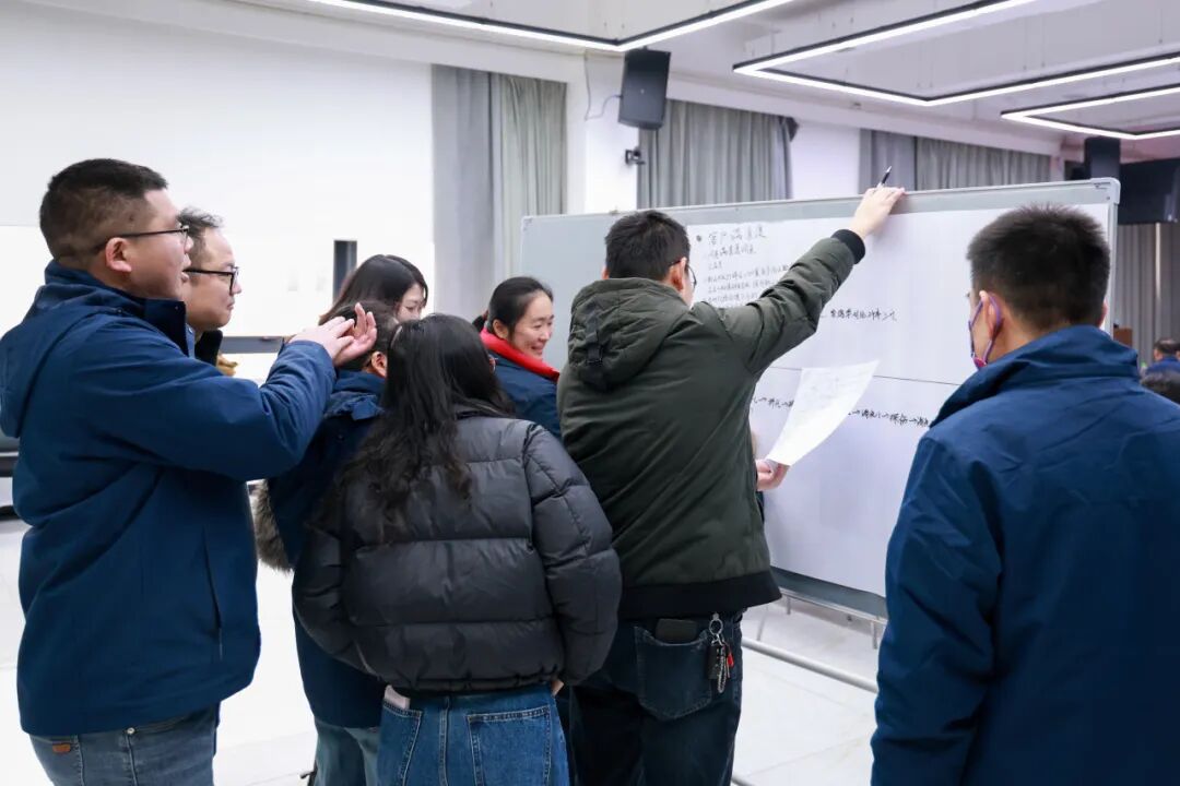 ▲本部制造中心总监邹峰现场指导