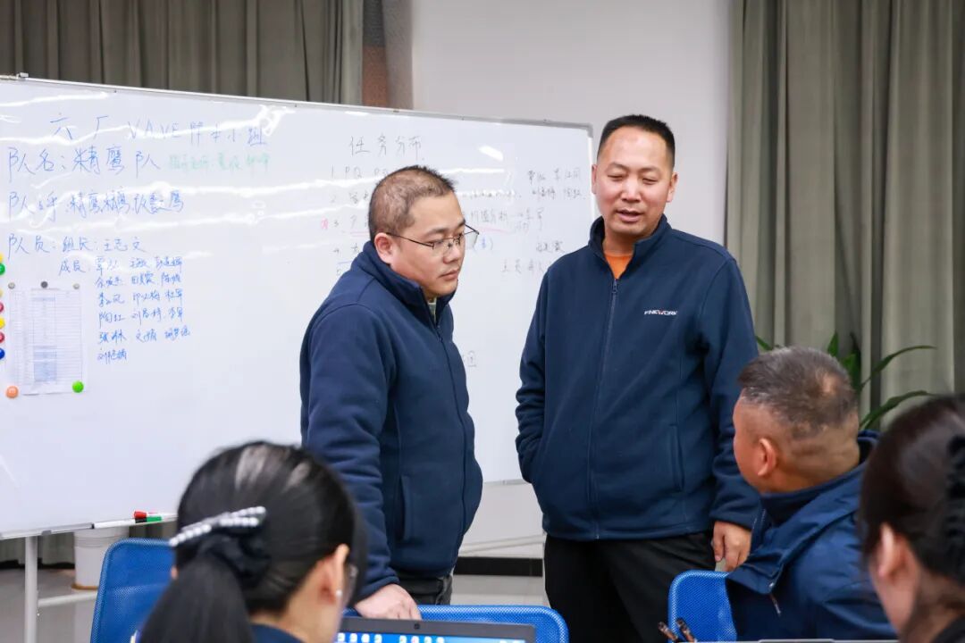 ▲本部制造中心总监邹峰现场指导