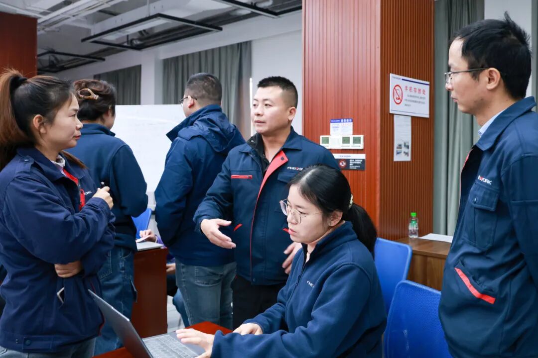 ▲本部制造中心总监邹峰现场指导