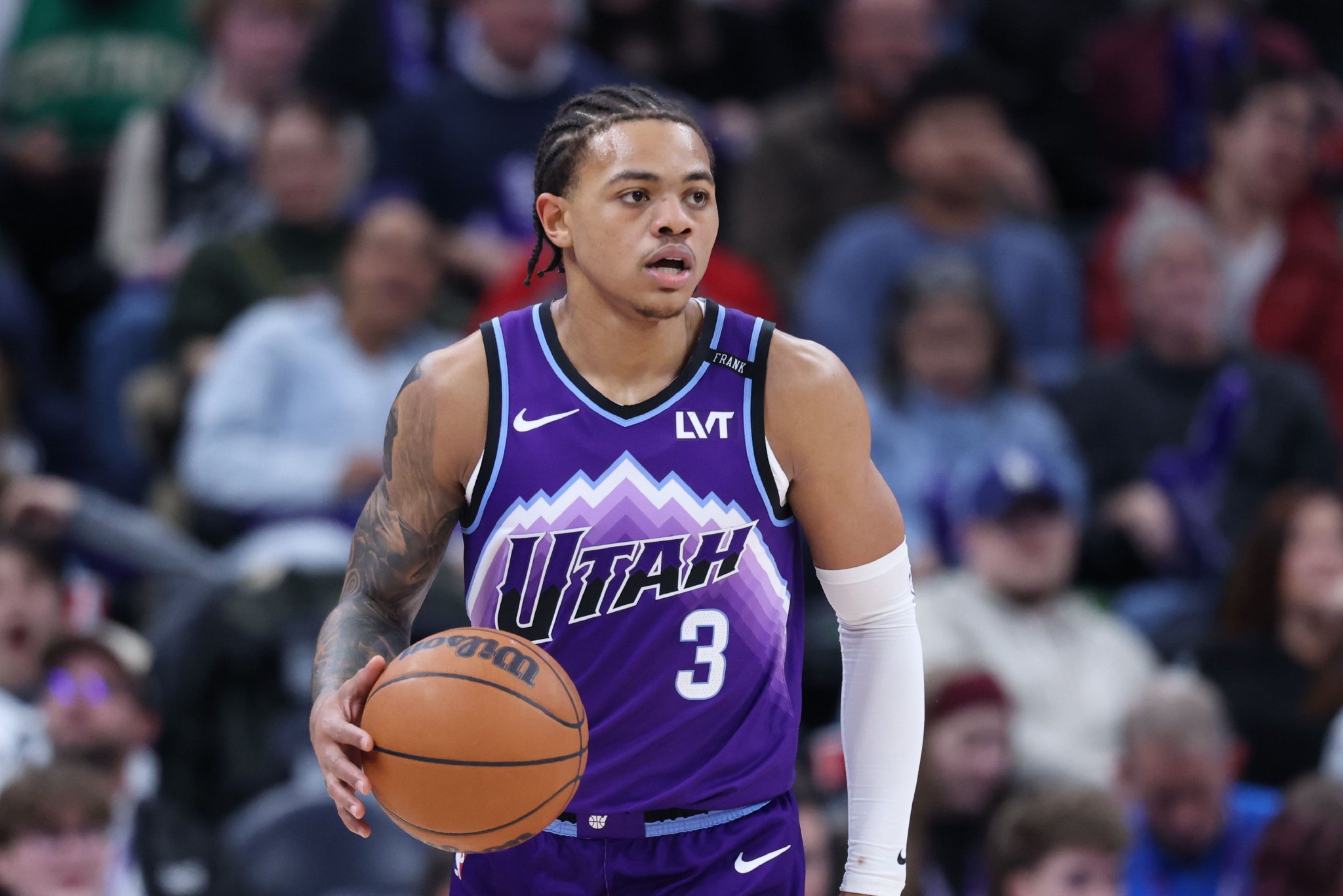 这年轻人！基昂特·乔治上半场11中5得15分4助1断 三分5中3