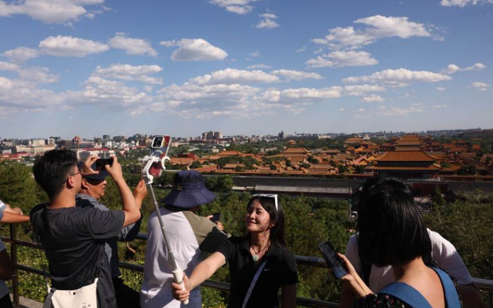 ▲游客登北京景山南望故宫。新京报记者 李木易 摄