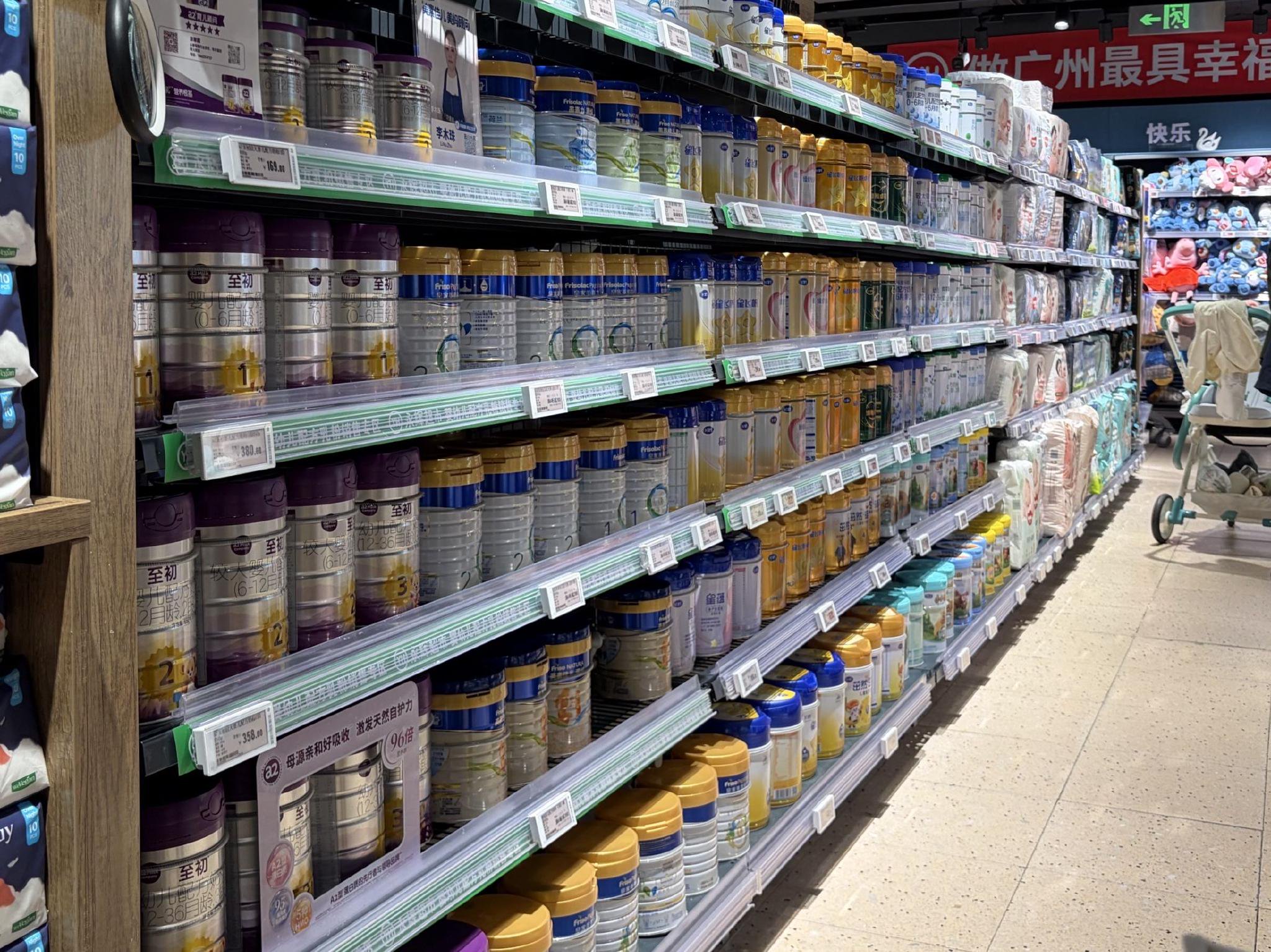 婴幼儿配方奶粉货柜 时代财经摄