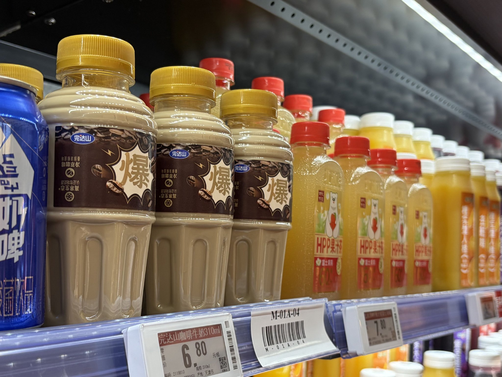 永辉超市里的完达山咖啡牛奶 时代财经摄