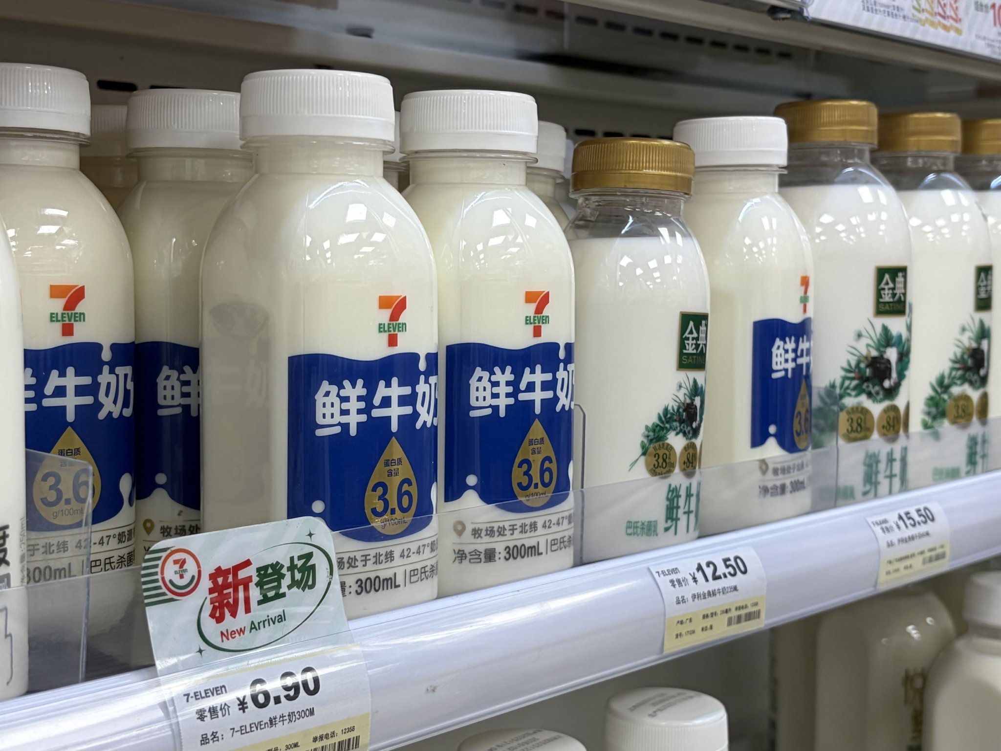 711便利店里的完达山鲜牛奶 时代财经摄