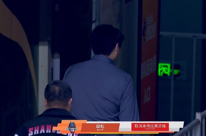 克里斯被吹第二个T驱逐 主帅邱彪忍无可忍怒摔西装 被直接驱逐！