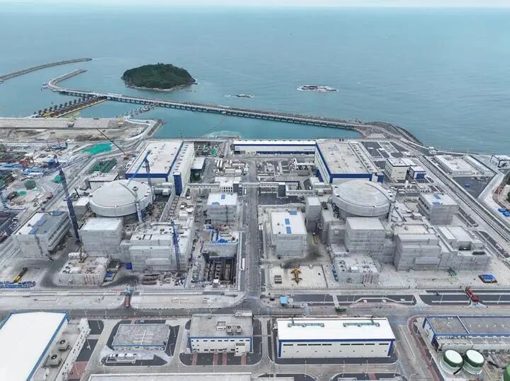 中广核两台“华龙一号”核电机组开始装料