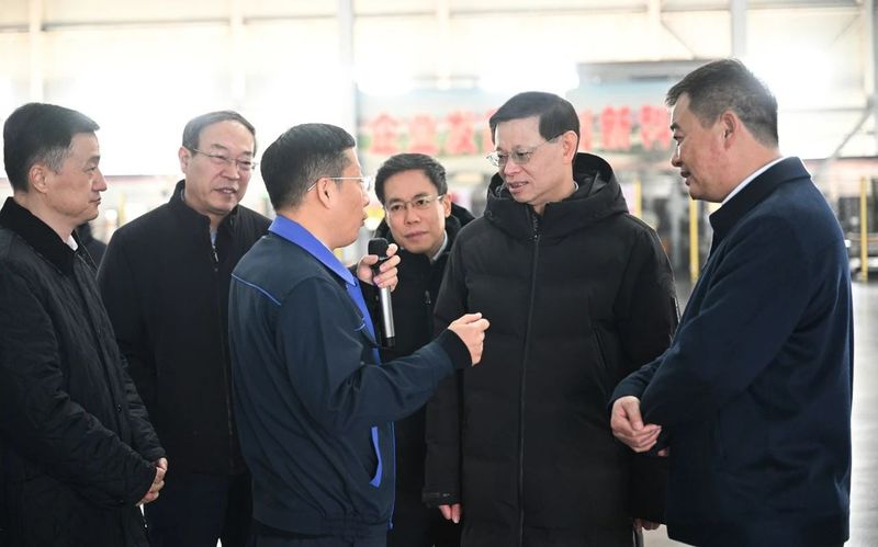 许昆林在营口金龙集团，倾听回应企业诉求。