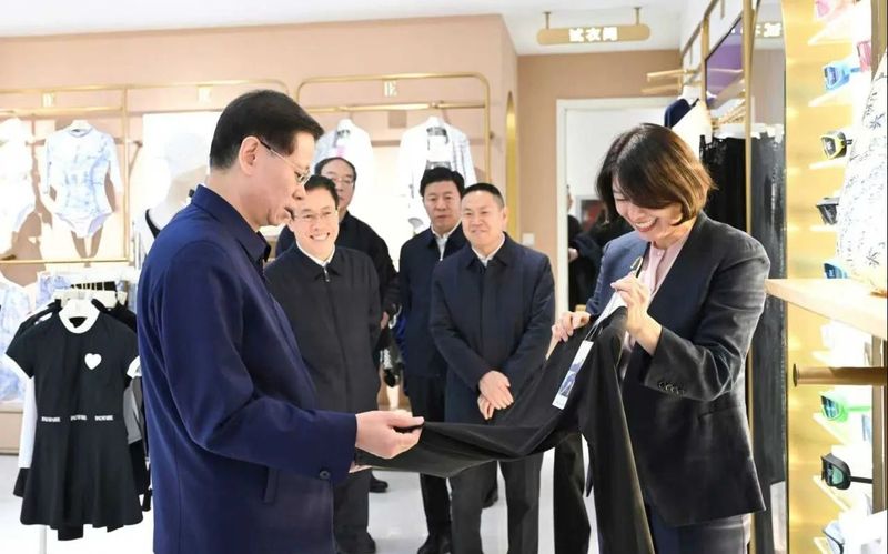 许昆林在辽宁英华纺织服饰集团有限公司，了解泳装研发设计销售等情况。