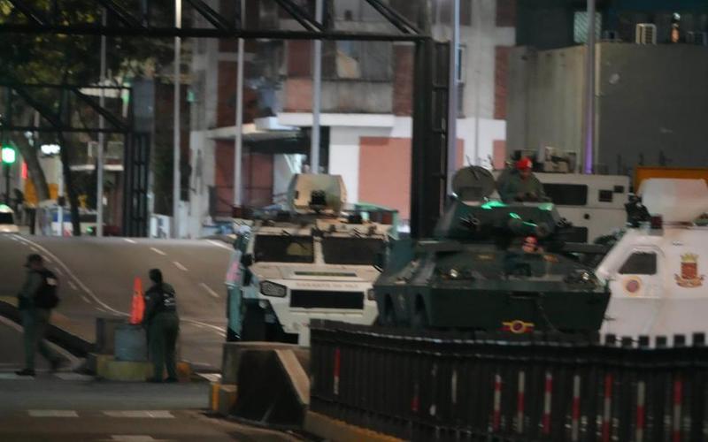 ▲这是1月3日凌晨在委内瑞拉首都加拉加斯的总统府附近拍摄的军用车辆。图/新华社