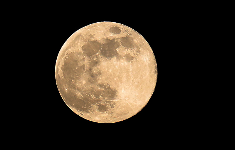 2026首个“超级月亮”现身夜空 年度最大满月年末见