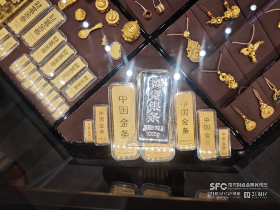 银条叠放于金条之上，21世纪经济报道记者/摄