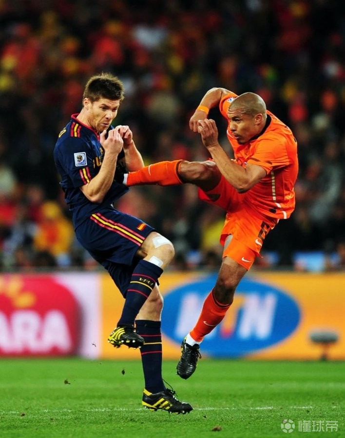 梦回南非世界杯，马马杜-库利巴利再现德容式飞踹，染红离场