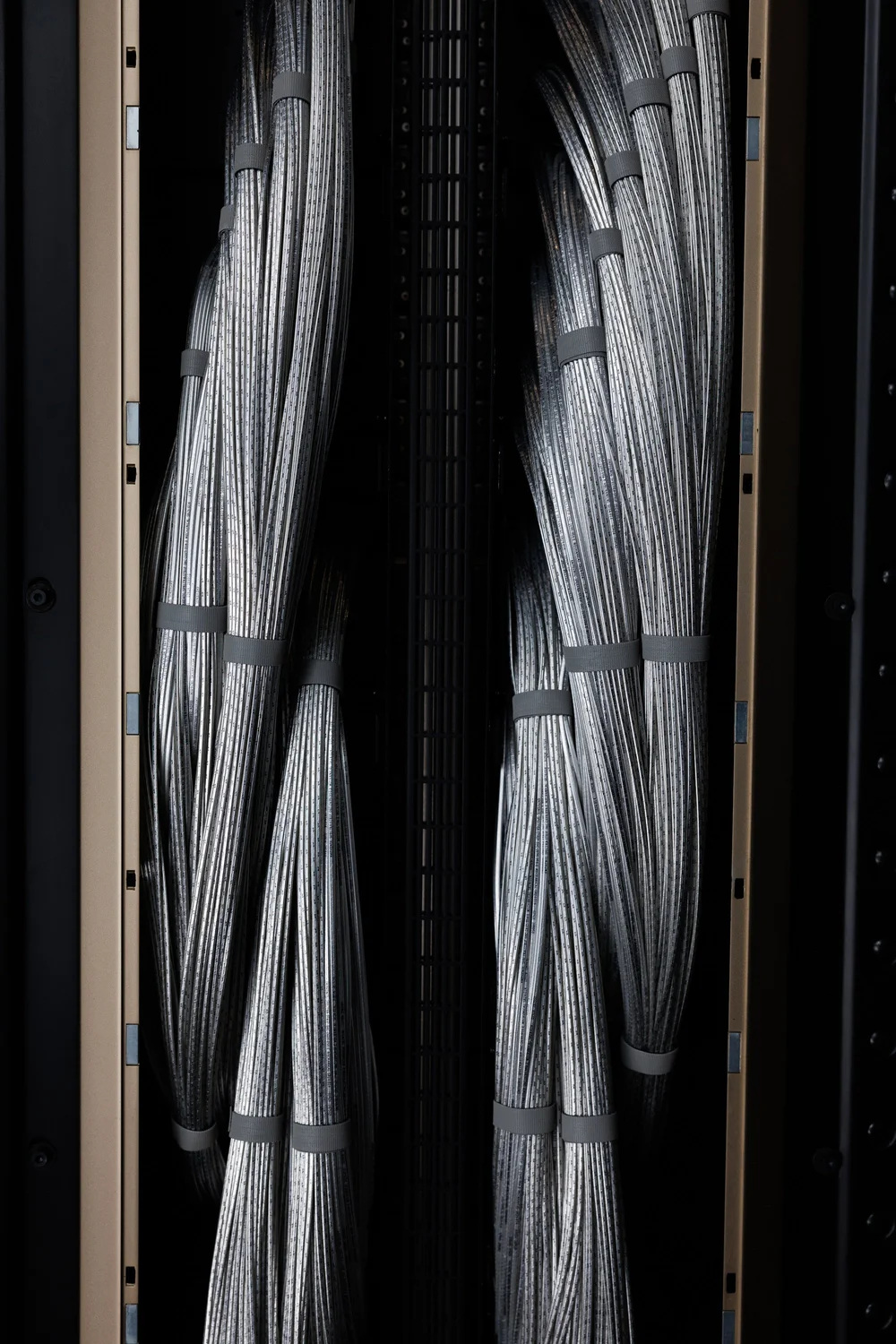 英伟达的GB200 NVL72机架级计算机依赖多根铜线连接其72颗处理器。