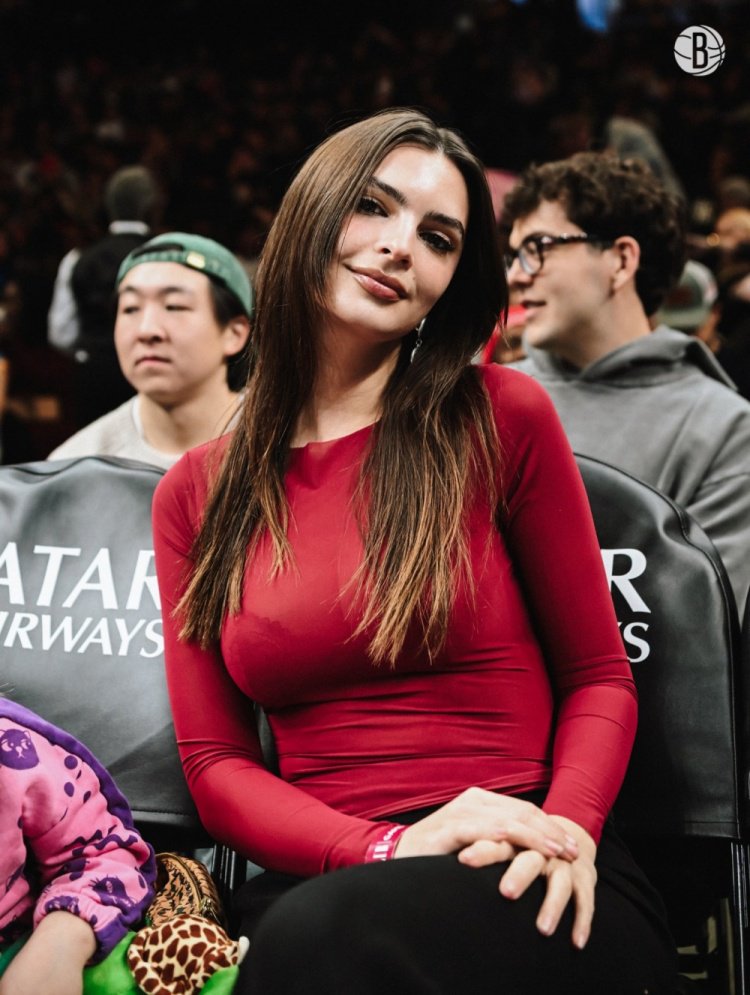 维秘超模Emily观战：电影一脱秀傲人身材爆火 亦是悉尼妹詹娜好友