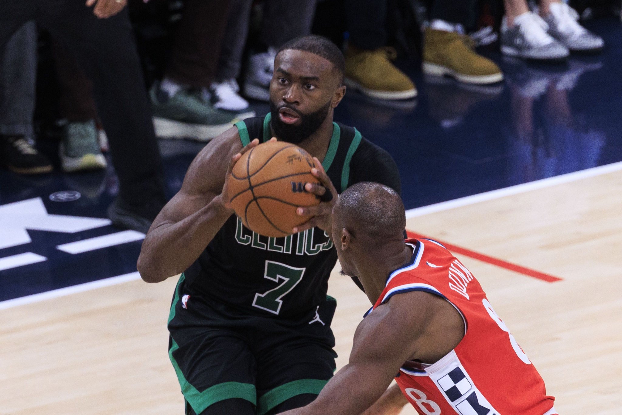 白曼巴：布朗能带缺兵少将的球队打出这样的表现 SGA可以吗