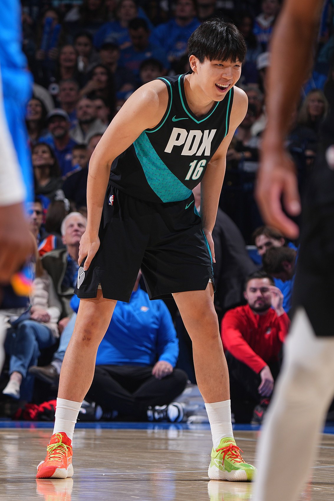 解说：斯普利特让杨瀚森蹲底角干嘛？他三分一般 拉不开空间