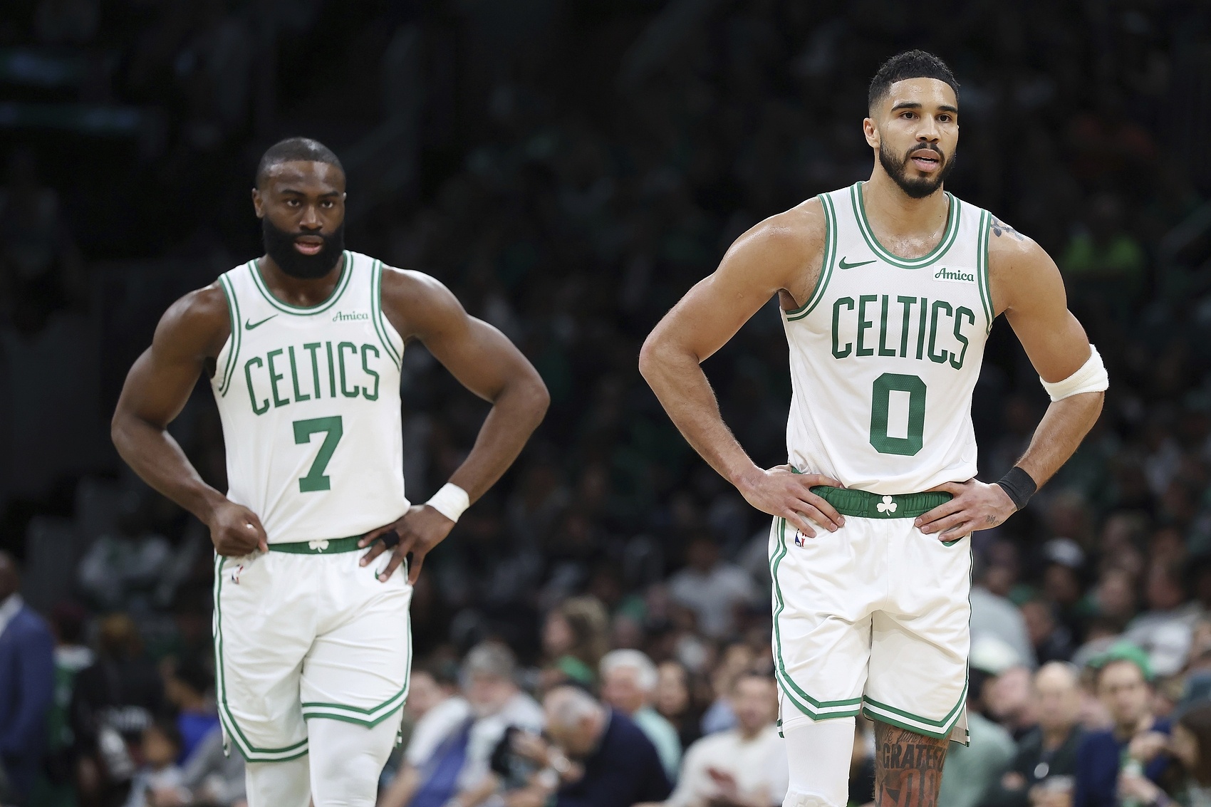 阿里纳斯：布朗不是罗宾 他也是蝙蝠侠 他和塔图姆都是头号选择