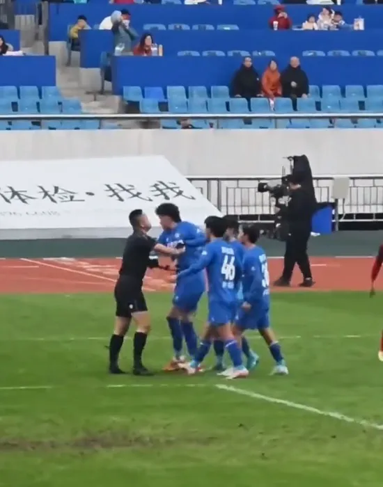 渝超球员袭击裁判，好的为啥不学？| 新京报快评