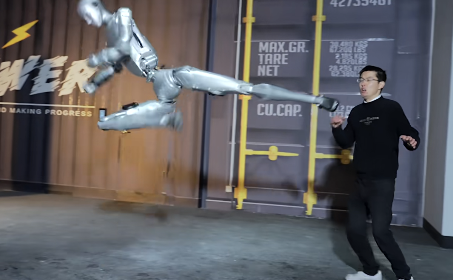 宇树科技展示人形机器人H2腾空侧踢能力，王兴兴被“吓得”连连后退&nbsp; &nbsp;图片来源：宇树科技训练视频