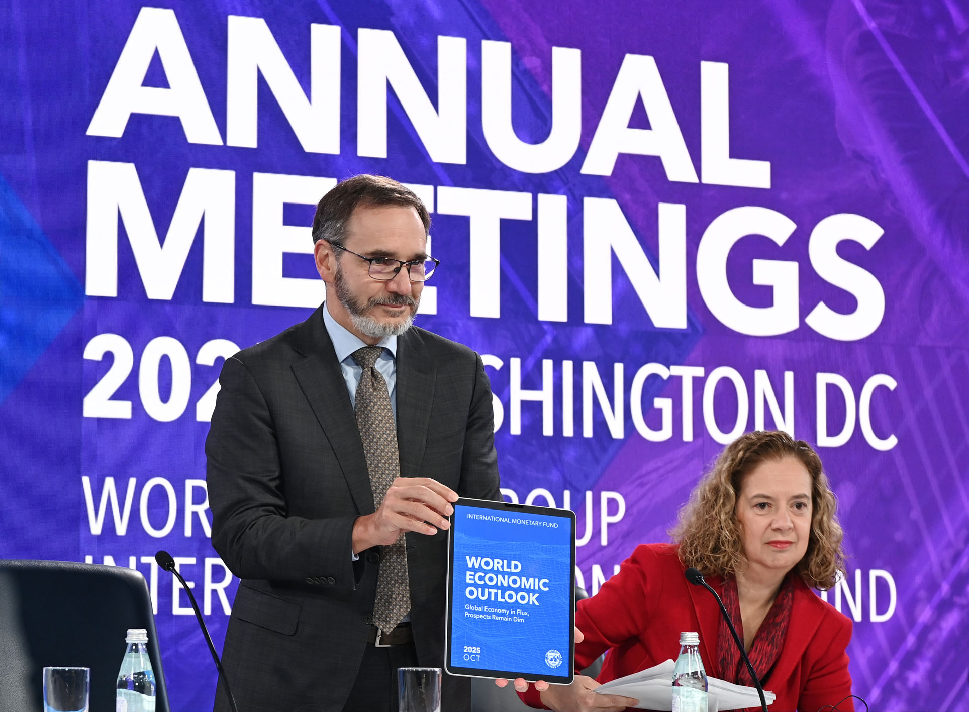 　　图为国际货币基金组织（IMF）首席经济学家皮埃尔-奥利维耶·古兰沙（左）在《世界经济展望报告》新闻发布会上展示报告。