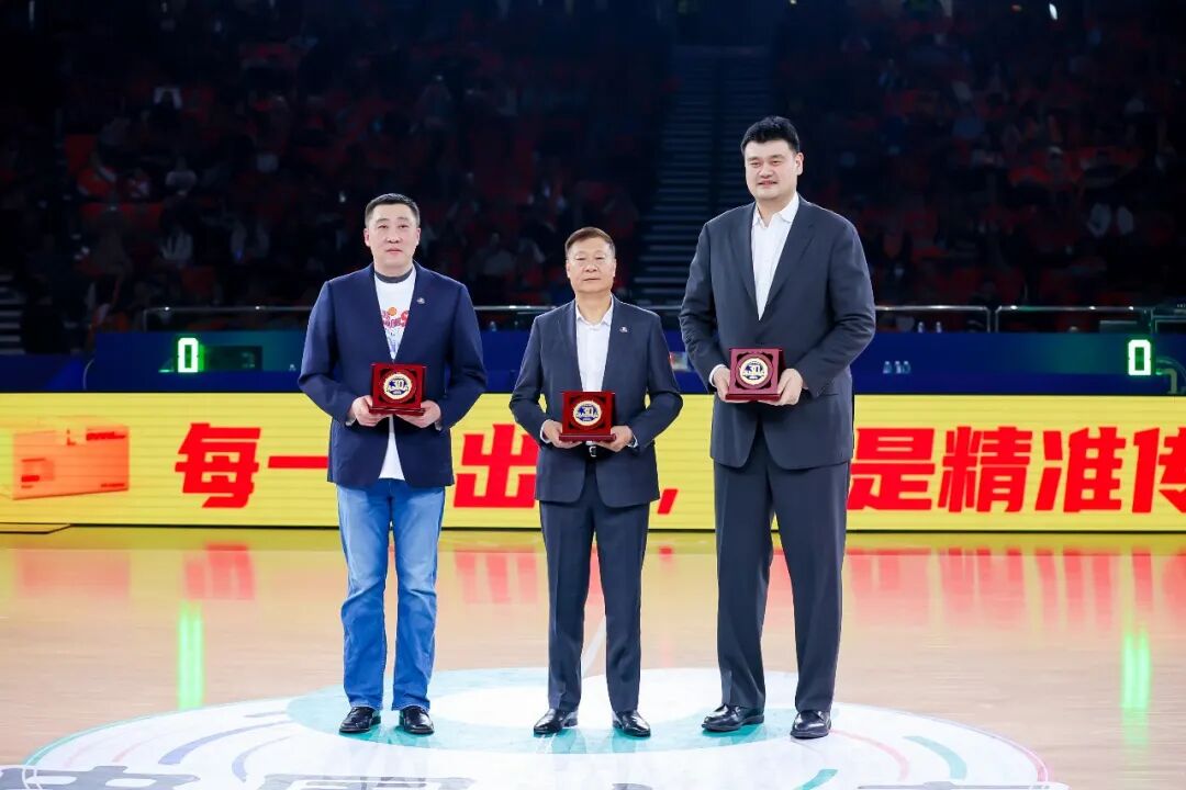 李秋平、姚明、章文琪现身篮球球场中央,一同获颁功勋纪念章|上海_新浪财经_新浪网