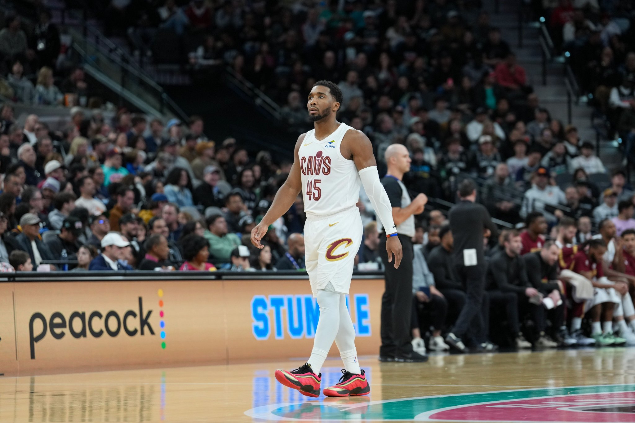 骑士VS活塞裁判报告：2次漏吹均不利活塞 漏吹梅里尔与米切尔犯规