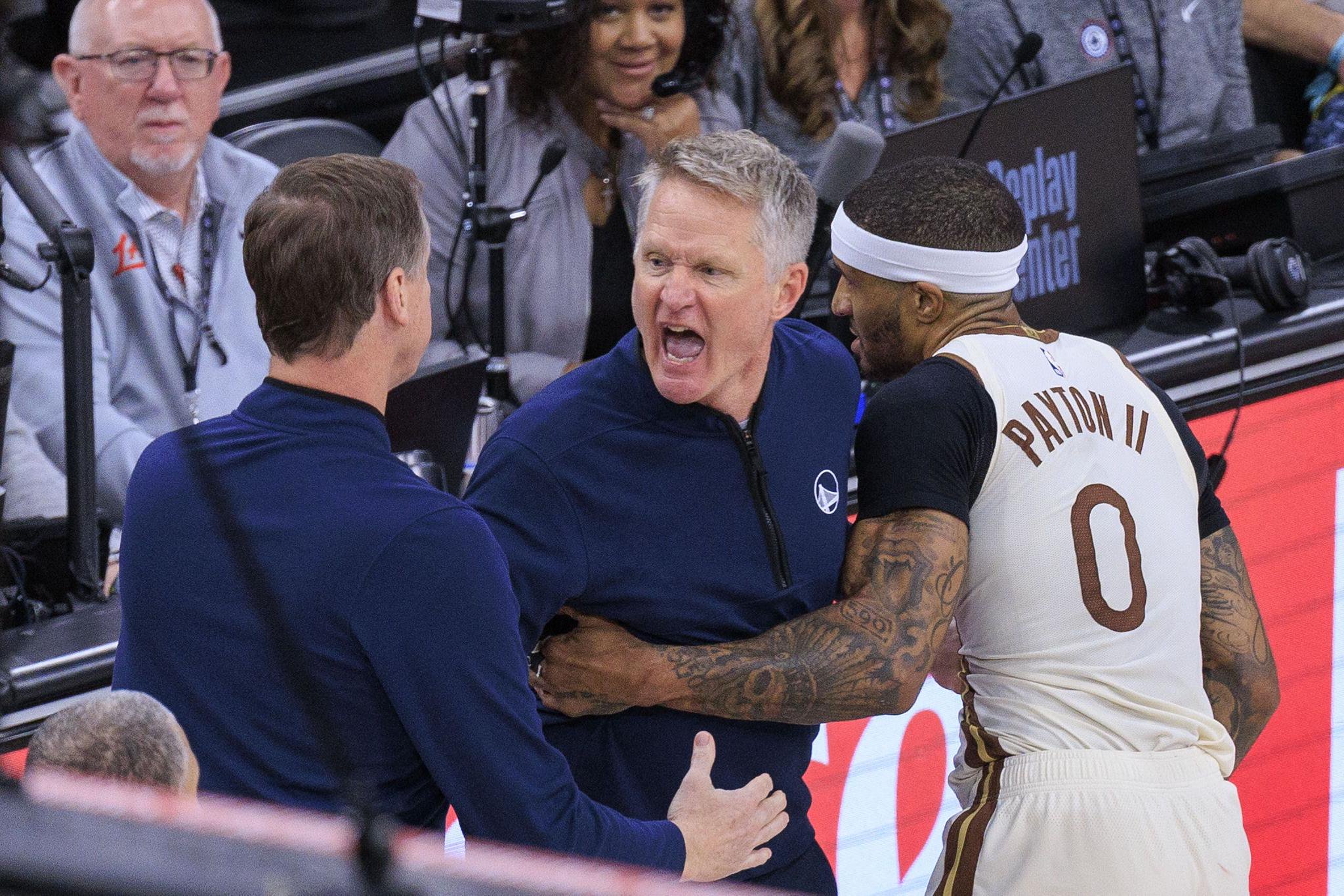 漏吹暴怒吃2T！狗爷调侃科尔被驱逐：都别拦我！把我钱包拿出来！